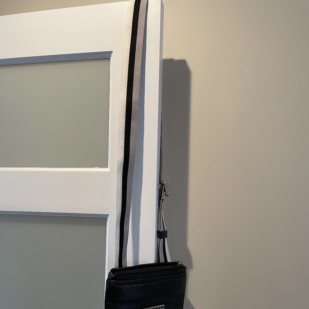 Hugo Boss Leather Messenger - Picture 5 of 6